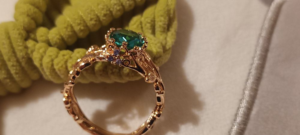 Inel superb marime mare cu piatra verde