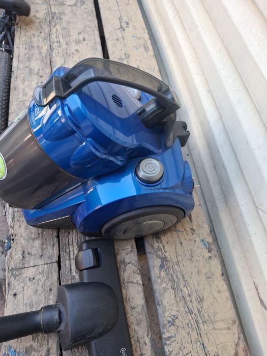 Пылесос Artel для дома.