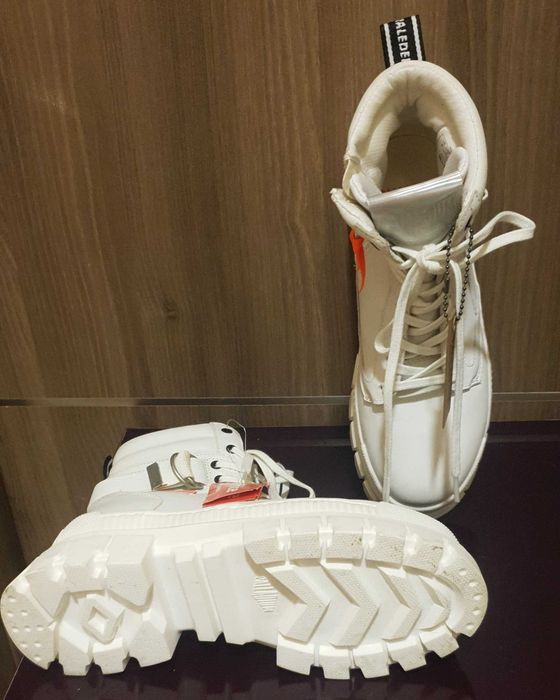 Ghete Palladium Revolt Sport Ranger '39.5 , albe , NOI , Eticheta