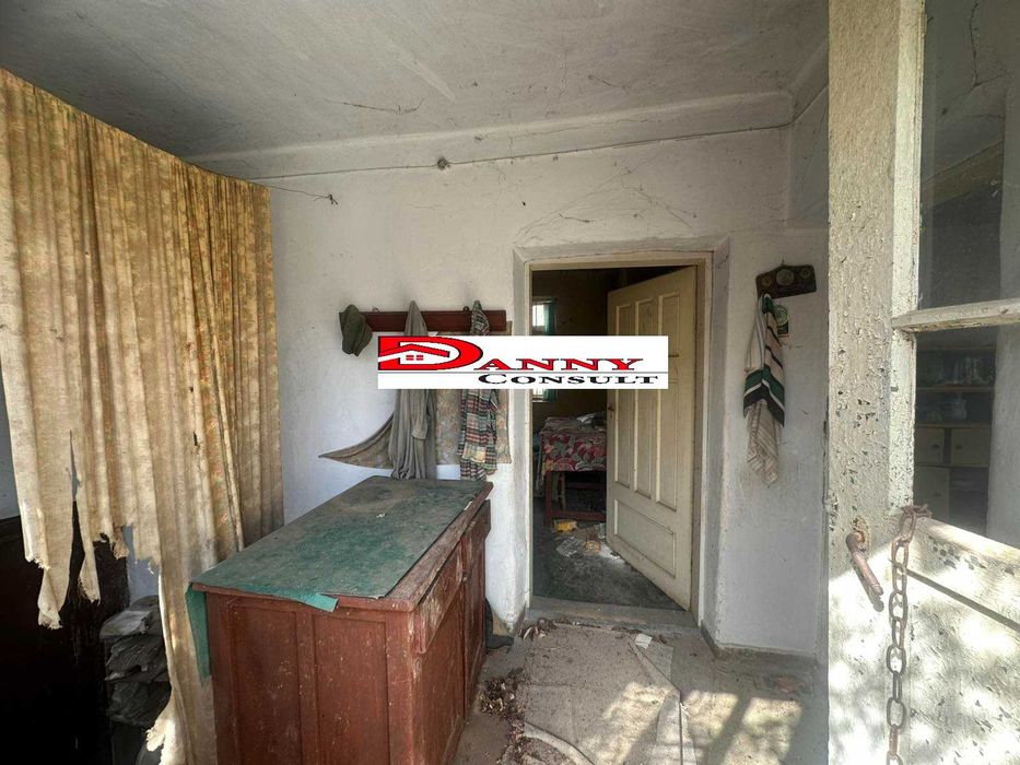 Едноетажна стара къща с двор в с. Димча