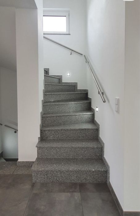 Trepte și contratrepte din granit, marmură, cuarț, compozit – la comandă