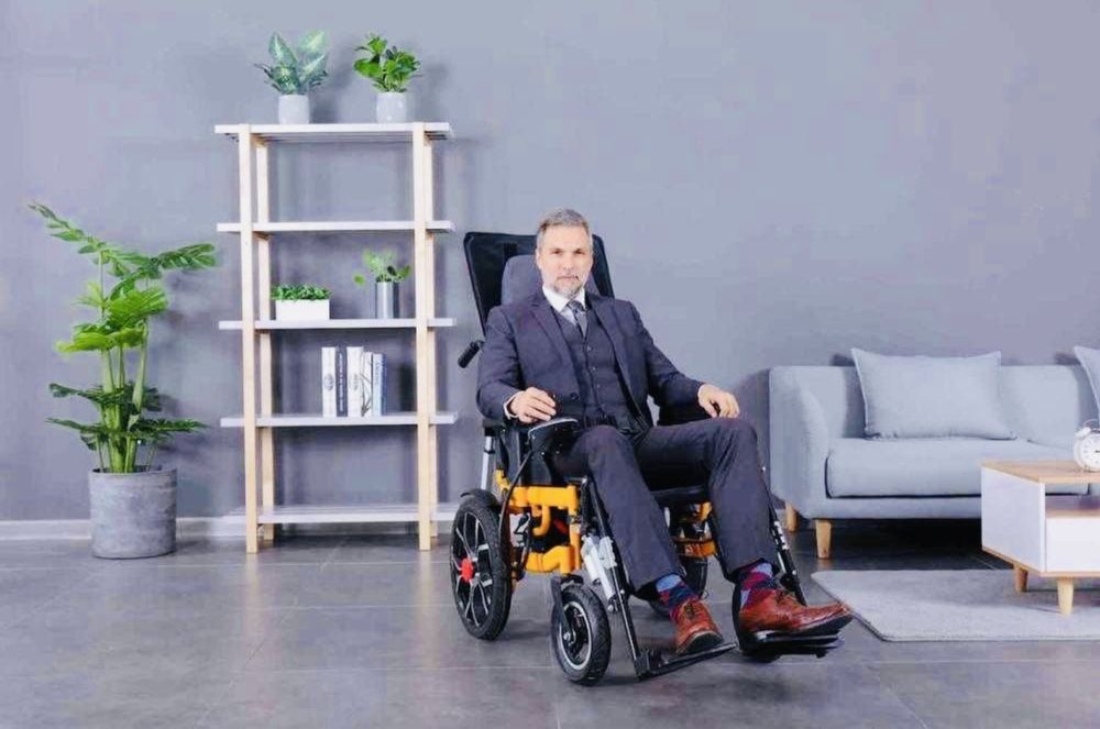 Электронная инвалидная коляска.