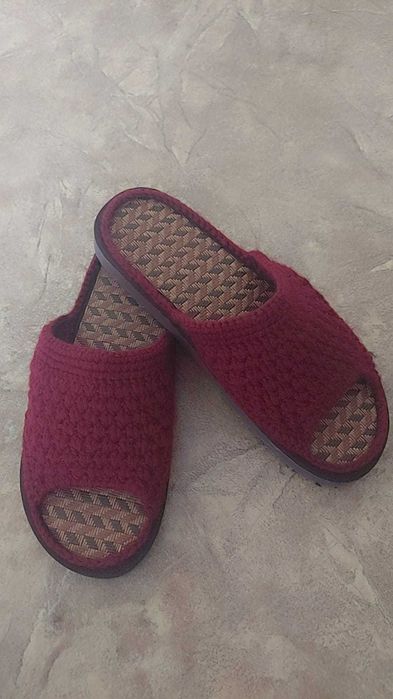 Домашние вязанные тапочки