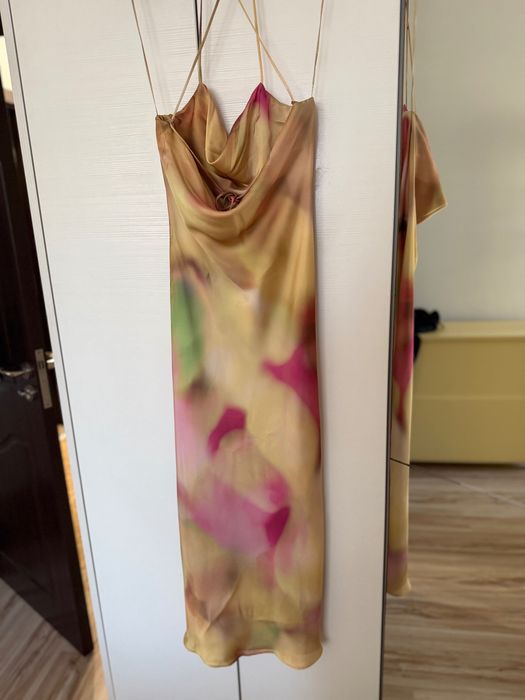 Сатенена Рокля на Zara