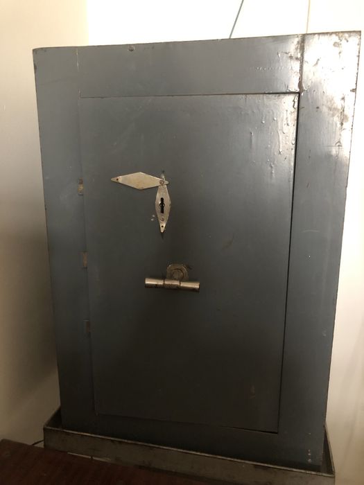 Продаю сейфы б/у.