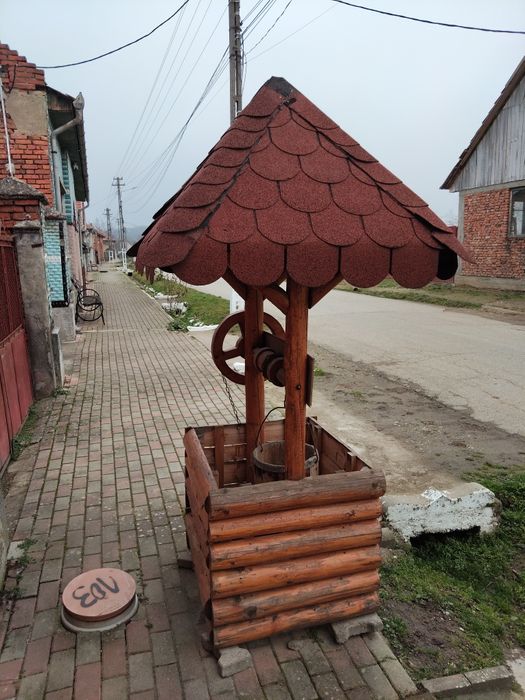 De vinzare fintina din lemn