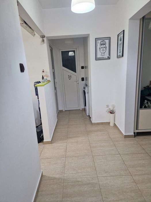 Vând apartament zona 9 mai