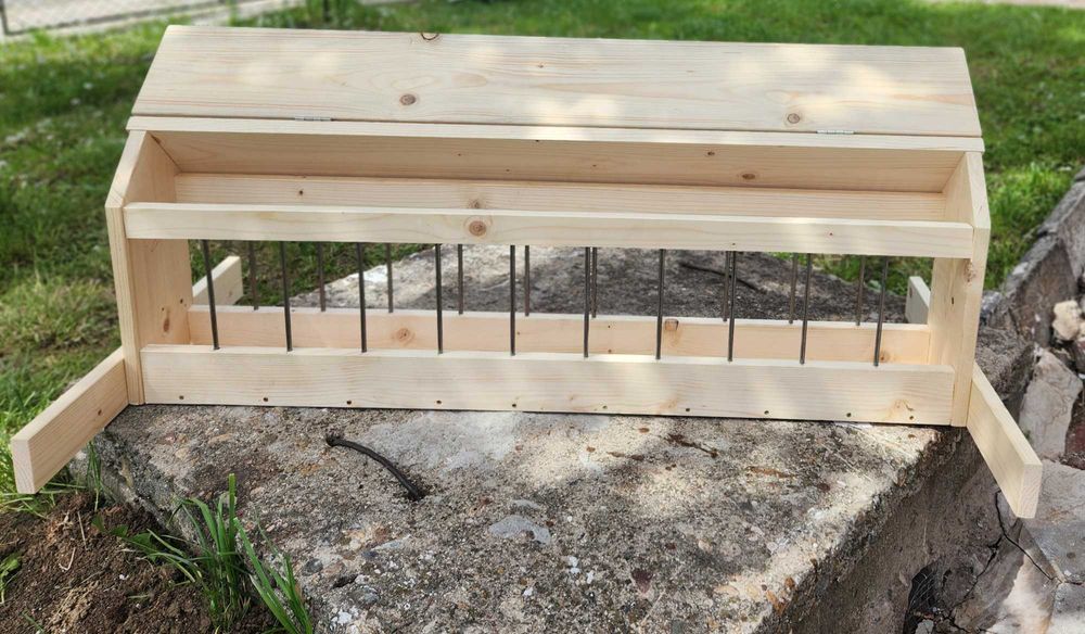 Дървена хранилка за кокошки и по-едри птици