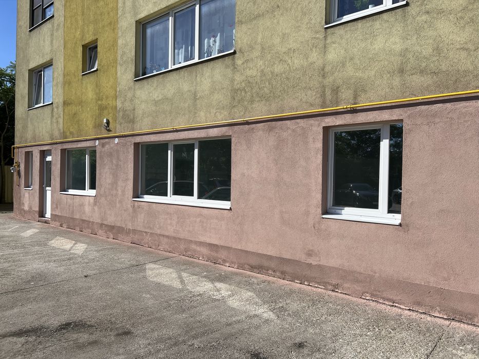 Vand  / schimb apartament ( spatiu ) la parter