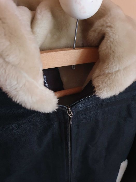 Jacheta neagra  piele naturala cu gluga , dama M/L .