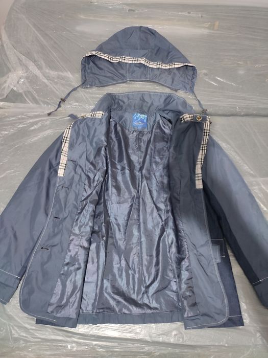 Продам женскую куртку с капюшоном