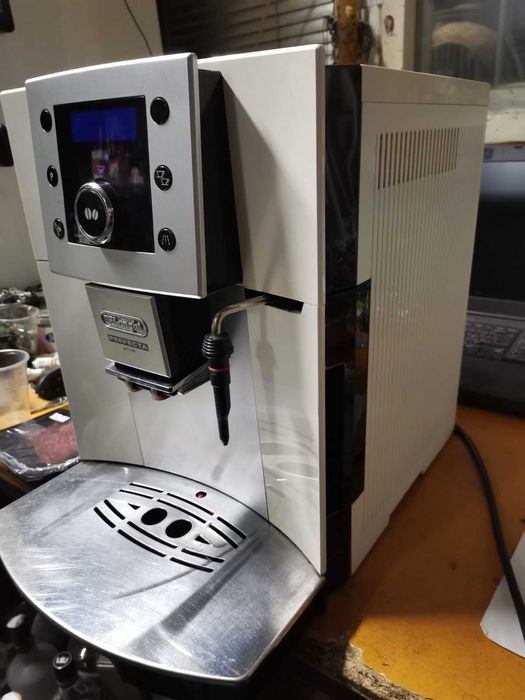 Продавам кафеавтомат DeLonghi Perfekta Plus