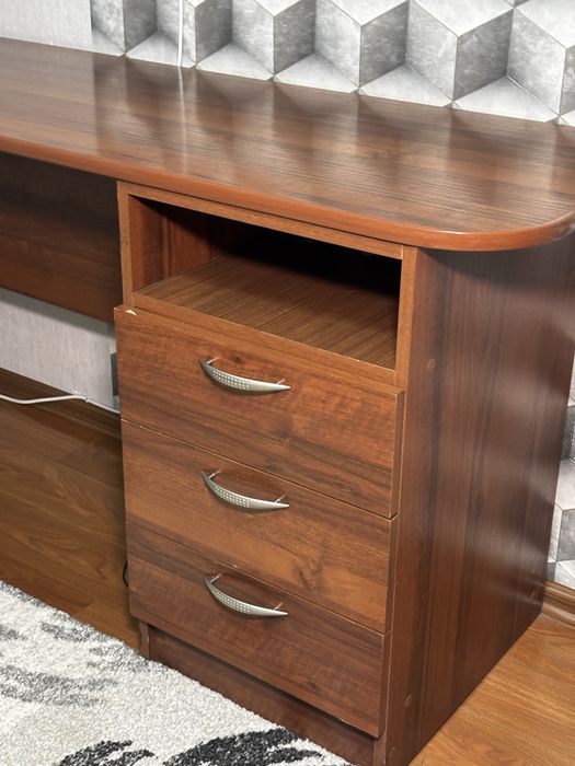 Письменный стол с навесным шкафом