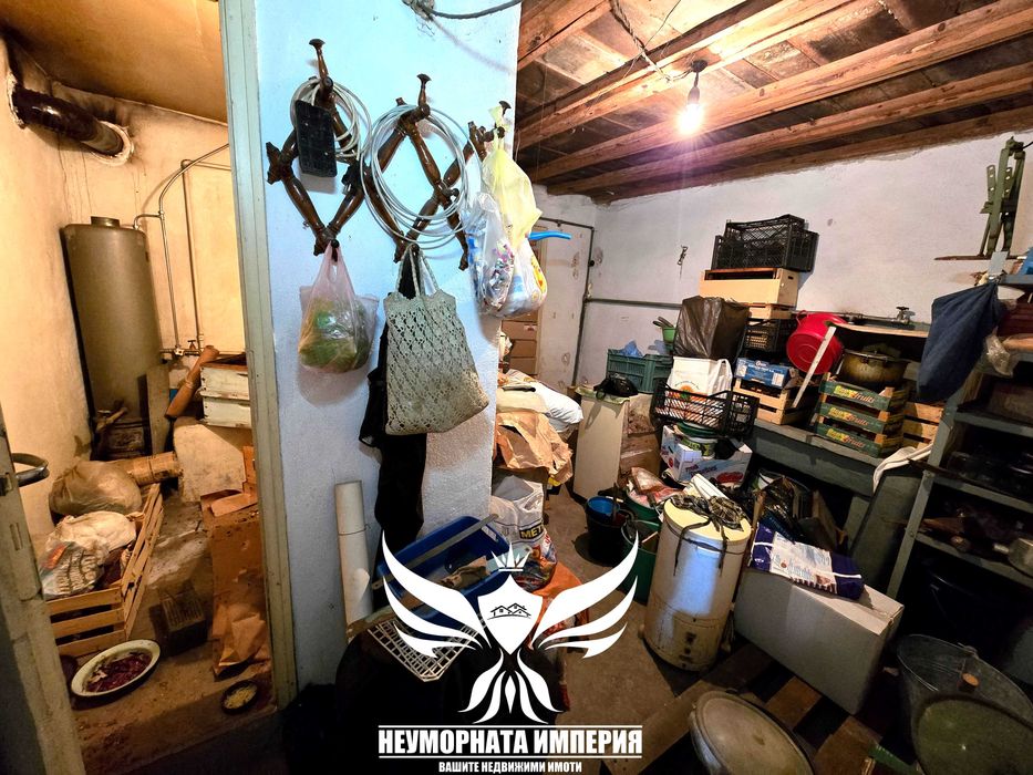 Продавам двуетажна къща с постройки 320РЗП с 1600кв двор село Ахматово