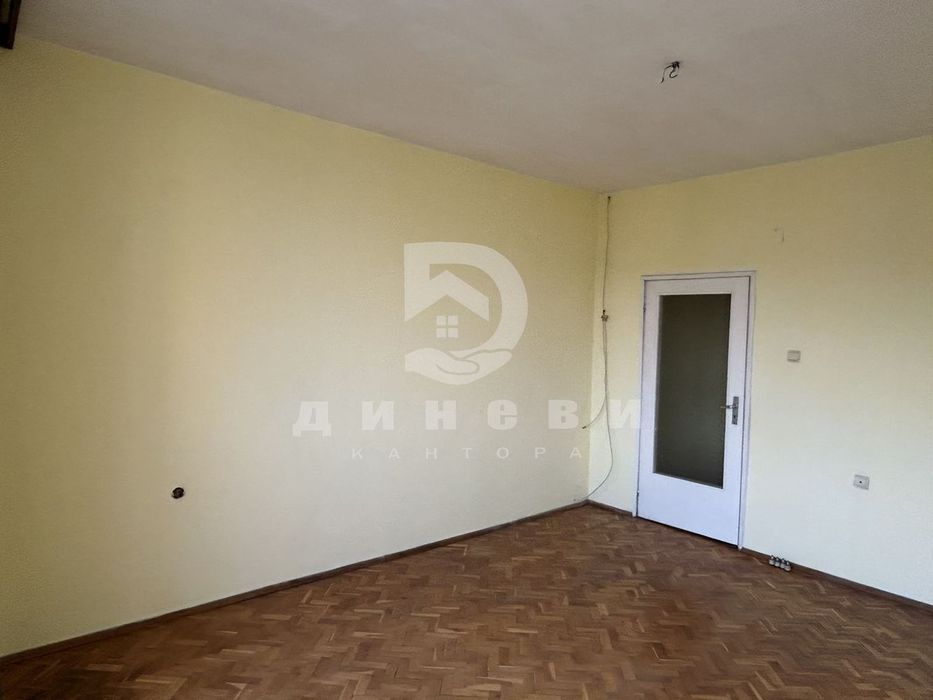 Тристаен апартамент до Търговската Гимназия