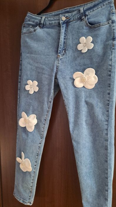 Blugi cu aplicații,noi