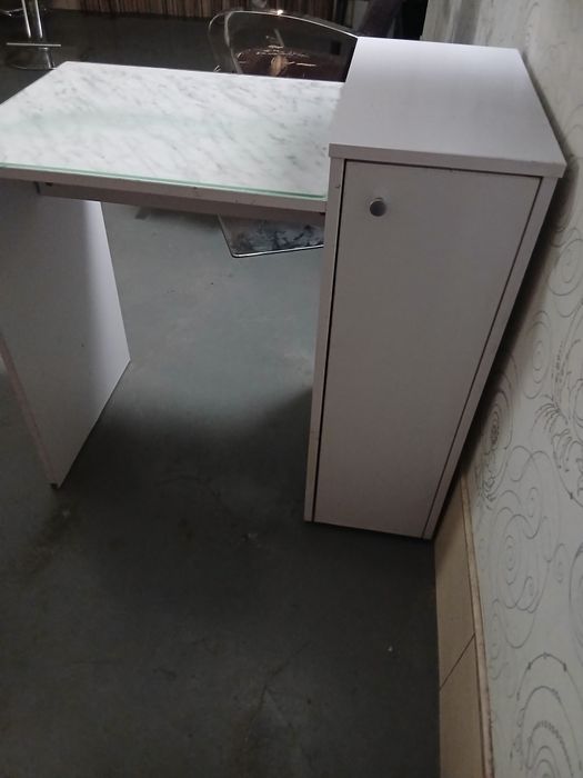 Маникюрный стол отличного качества