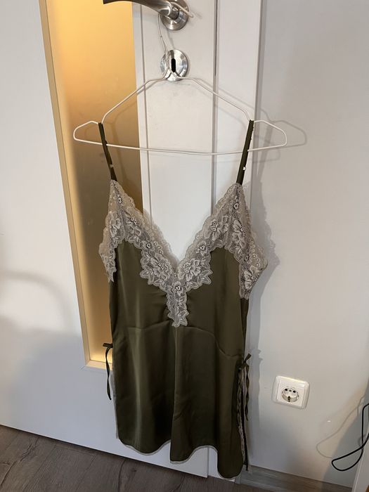 Къса сатенена рокля