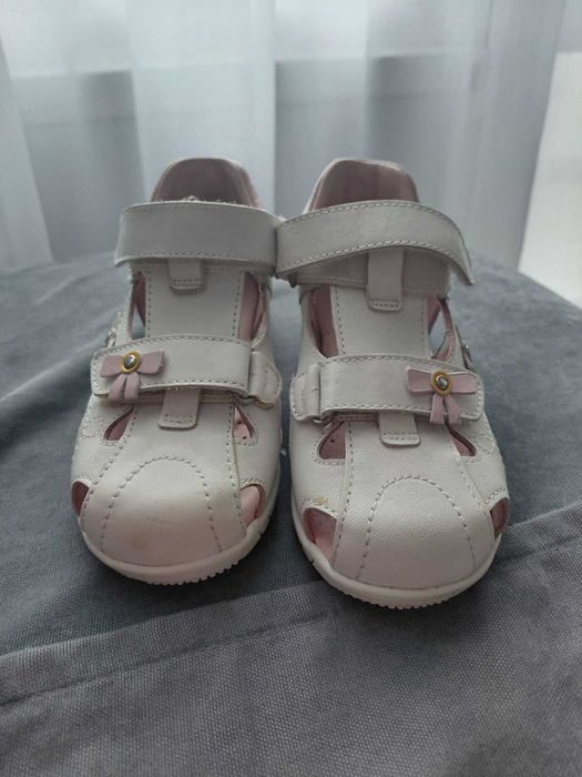 Бели кожени сандали с розови панделки 26 и 25 н