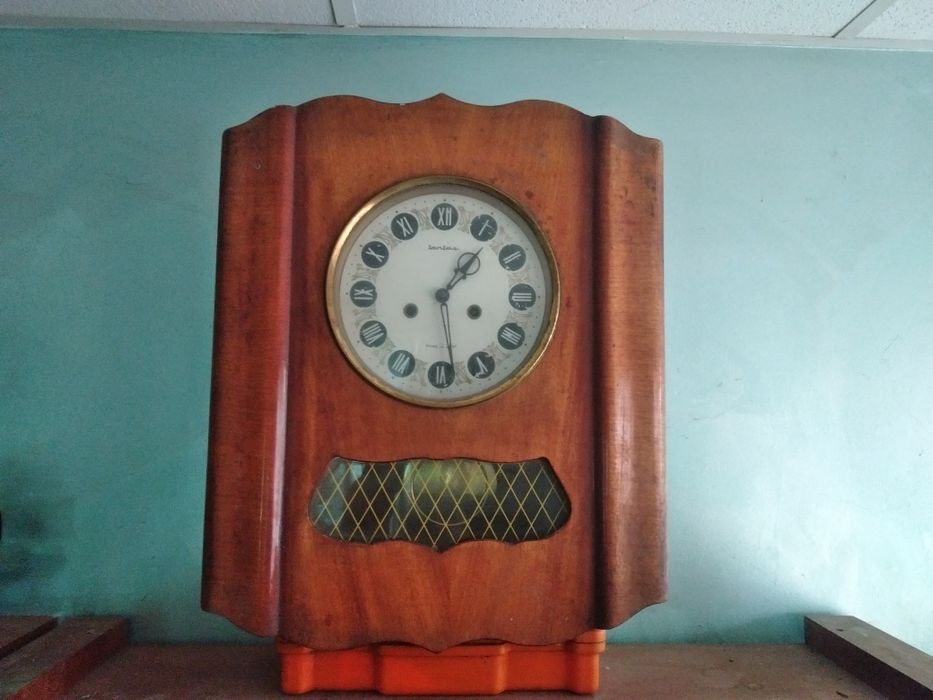 Стенен часовник Янтар