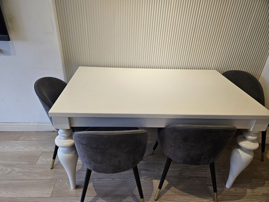 Vand masa extensibila lemn masiv alb lucios si 4 scaune tapisate