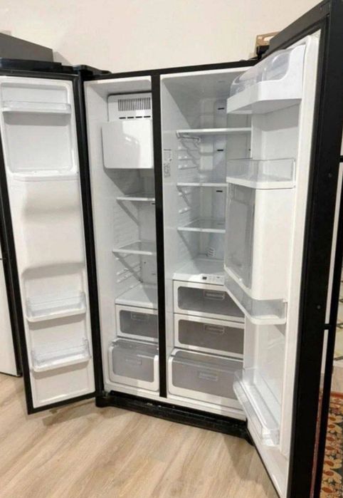 Продам холодильник двухдверный.