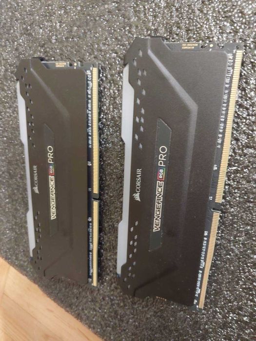 32GB DDR4 2666Mhz CL16 - Corsair Vengance RGB Pro