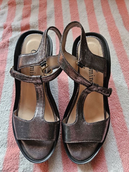 Продам  босоножки