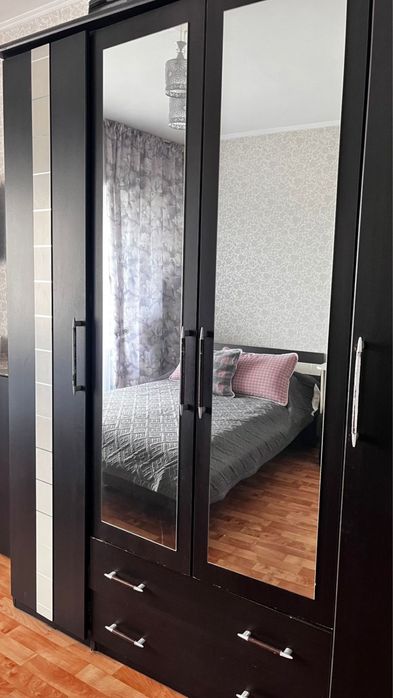 Спальня кровать шкаф комод и тумбы