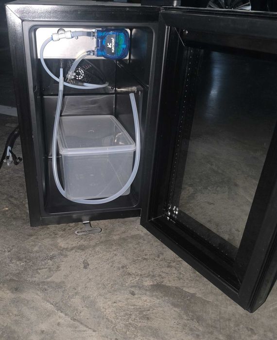 Продам холодильник для молока