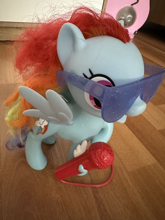 Poney care canta cu microfon