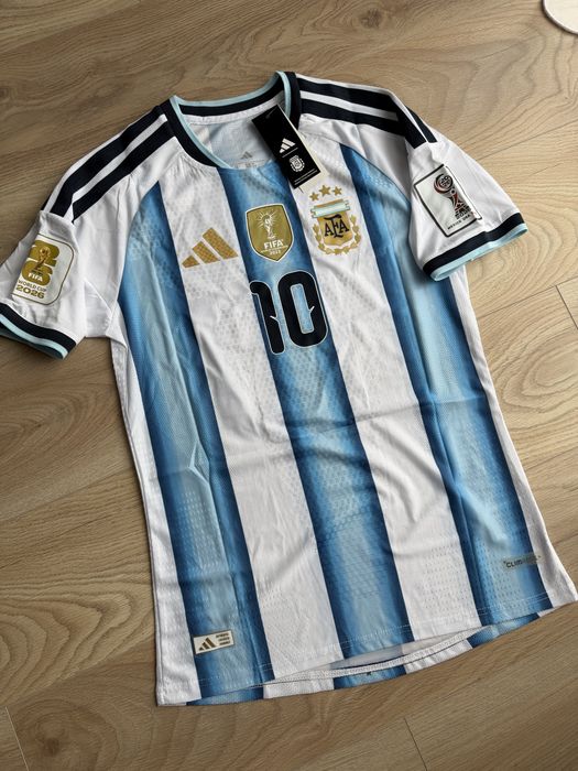 Tricou de fotbal adidas argentina home   marime L cu Lionel Messi 10 di patchurile aferente world cup 2026