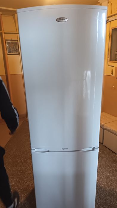 Vând frigider cu congelator