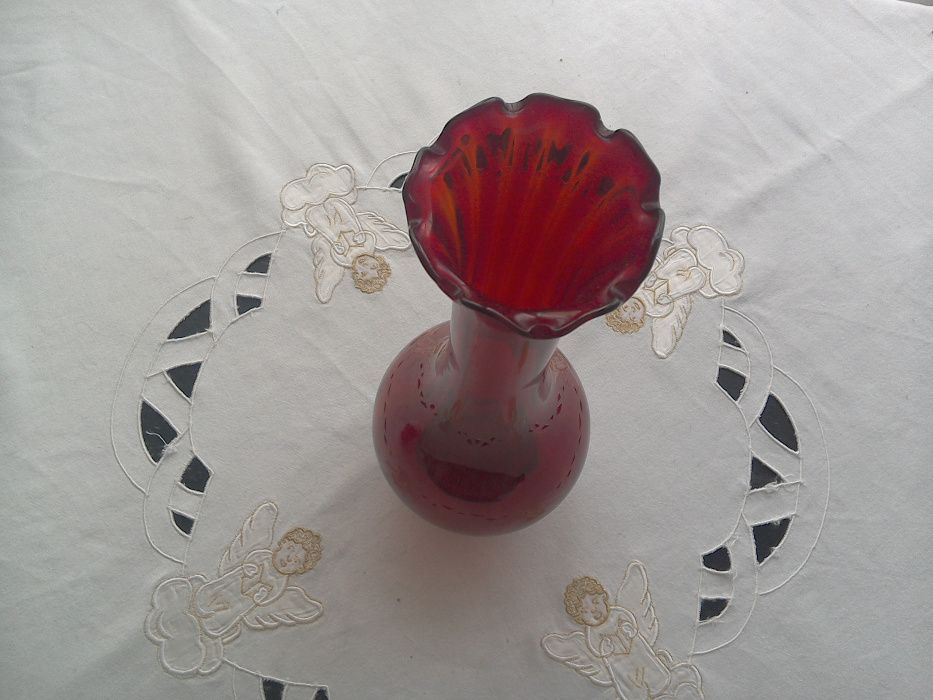 Vază de sticlă Murano, roşu rubin, colorată în masă, bordură lobată