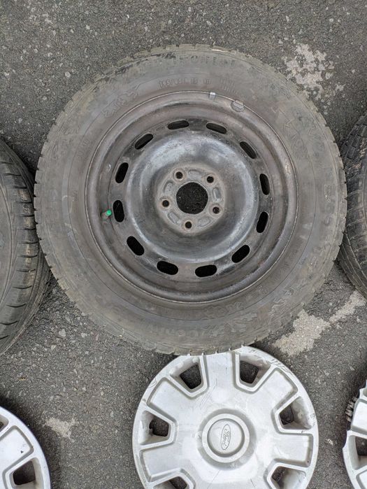 Vând jante tabla Ford Focus 2 pe R15 + cauciucuri iarna Continental.