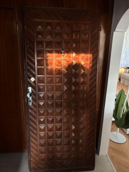 Масивна врата от дърво