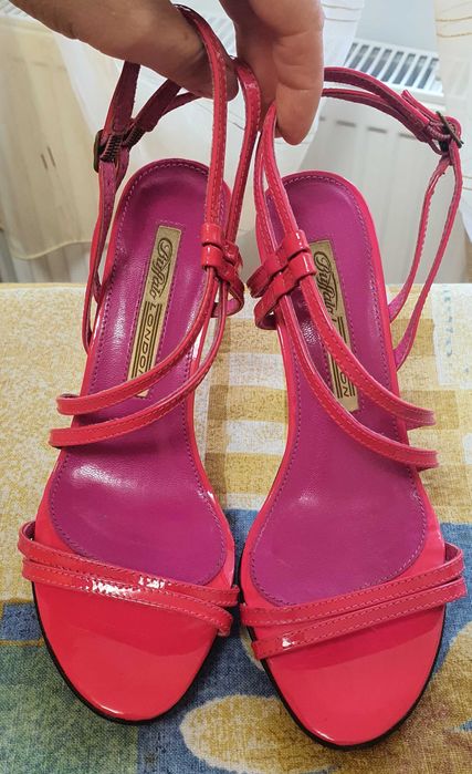 Vand sandale foarte elegante marimea 36