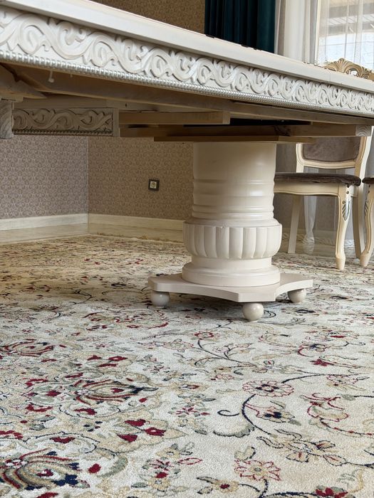 Стол со стульями