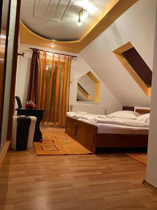 Apartament la casa de închiriat