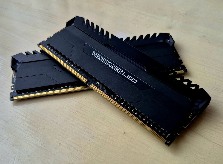 16GB RAM 3000MHz DDR4 Corsair Vengeance LED