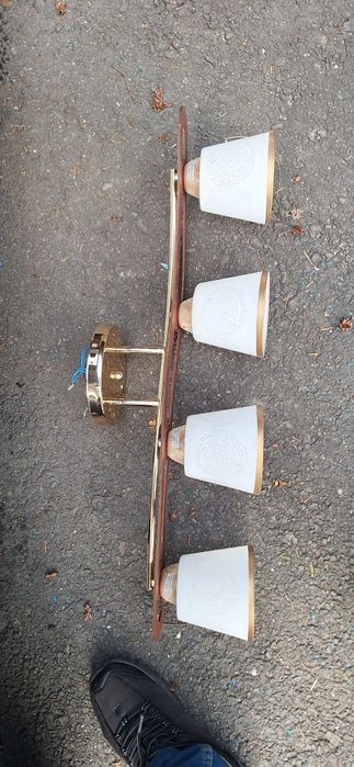 Lustra cu patru abajururi!