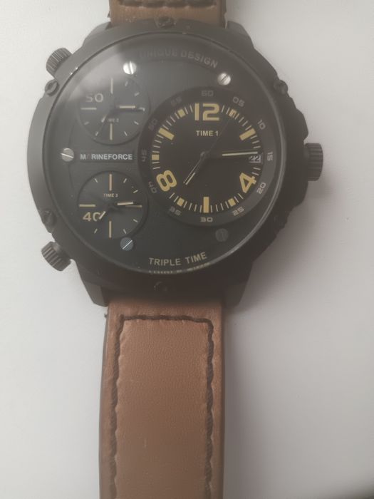 Продают наручные часы.