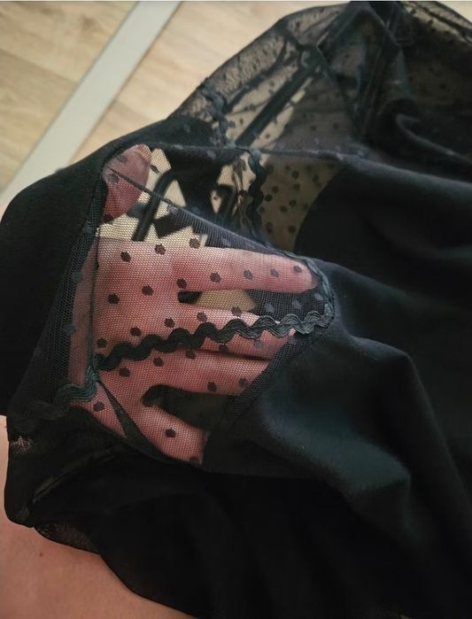 Черна рокля с прозрачна част