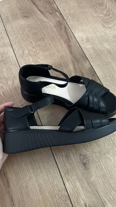 Черный ботинок..