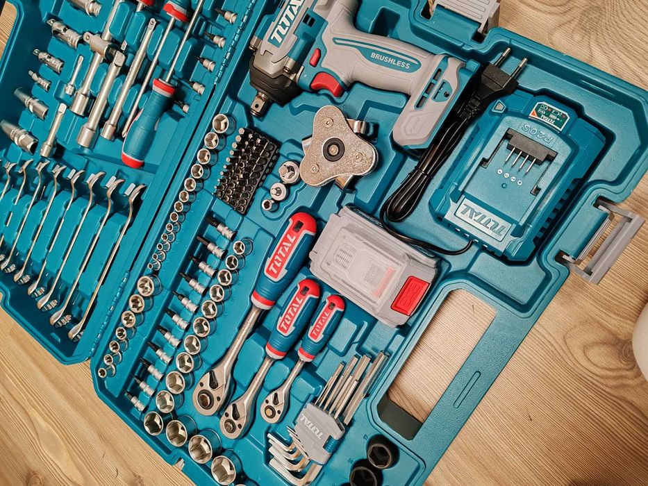 Комплект акумулаторен ударен гайковерт с инструменти TOTAL