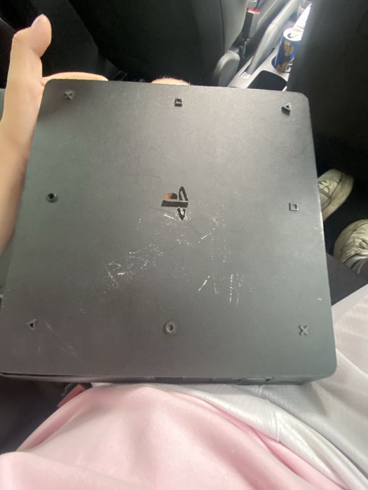 Ps4 aproape ca nou doar cu mici probleme la citirea cd ului