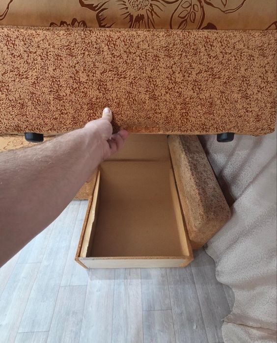 Угловой диван, раскладной.