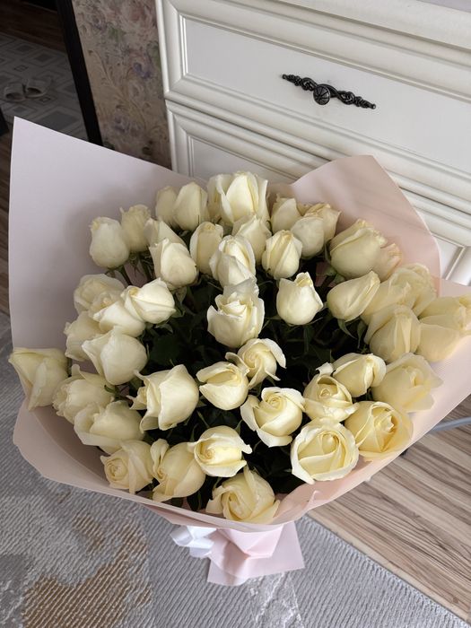Белые метровые цветы 51 розы
