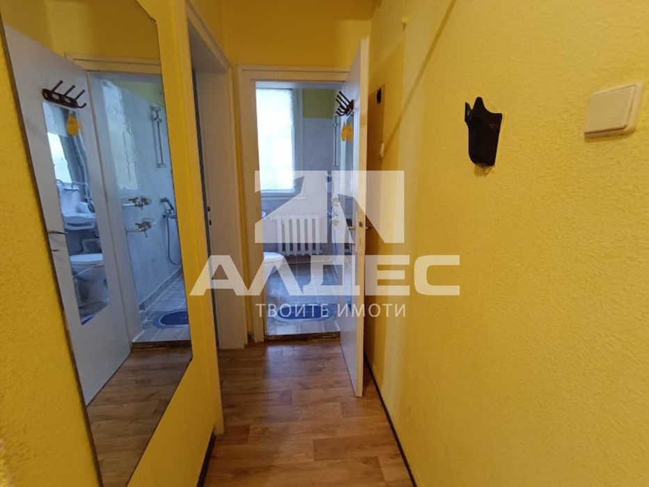 Продава се тухлен двустаен ап. в Западен Парк!