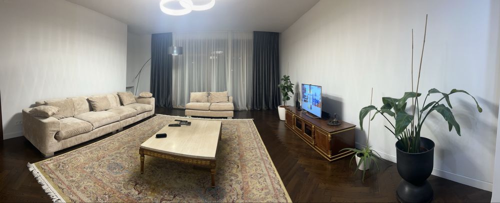 большой бежевый модульный диван,